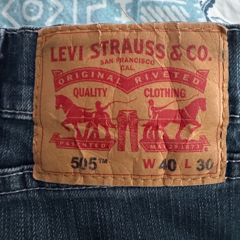Men’s Levi's 505 Blue Relaxed Jeans with Distressed Look  40/30